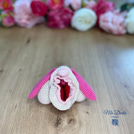 Modèle anatomique, éducatif, et pédagogique vulve, vagin et clitoris au crochet - Peluche EVARS