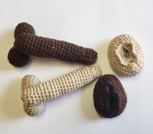 Modèle anatomique, éducatif, et pédagogique de vulve et pénis en crochet - EVARS